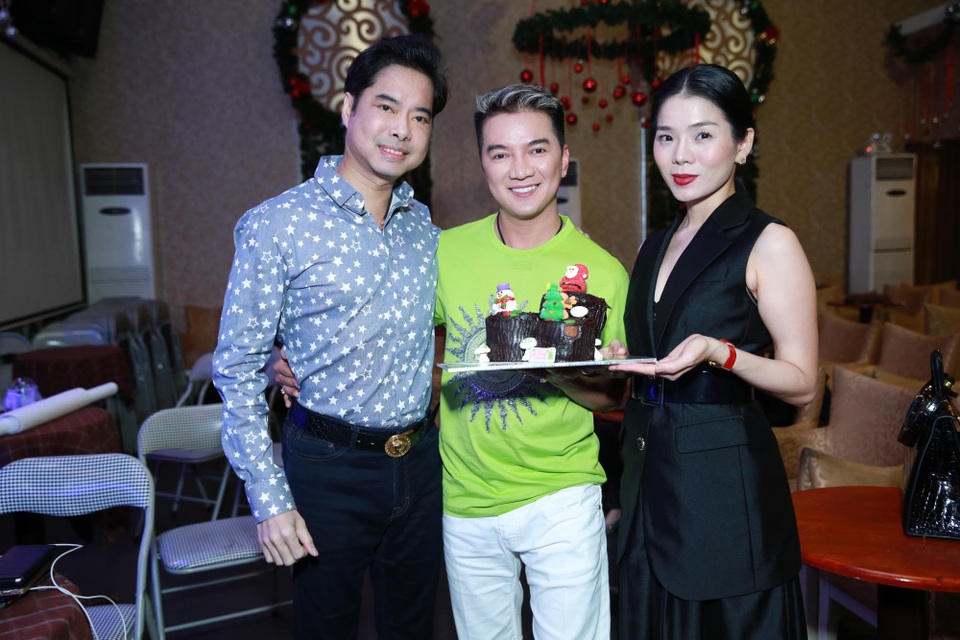 Đàm Vĩnh Hưng “nhí nhảnh” bên ca sĩ Ngọc Sơn, Lệ Quyên - 8 Mr Đàm còn ga lăng tặng bánh giáng sinh sớm cho Lệ Quyên để cảm ơn “nữ hoàng phòng trà” đã tham gia đêm nhạc của mình.