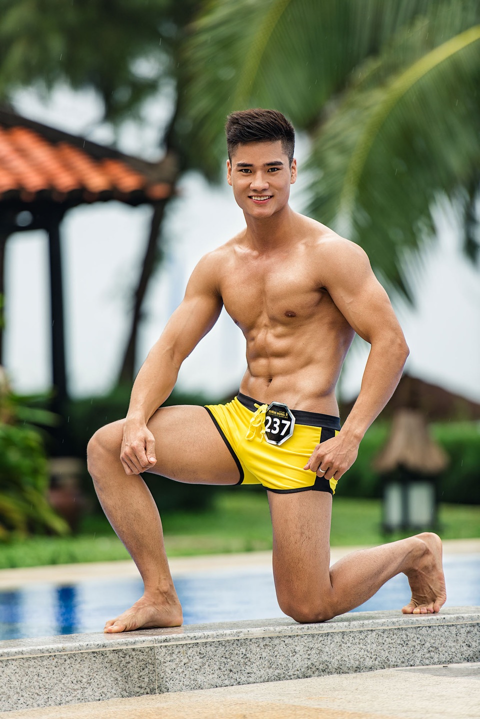 Mạnh Kiên và Thanh Tuyền trở thành Quán quân "Người mẫu thể hình Việt Nam" - 4 Trong phần trả lời ứng xử, Mạnh Kiên ghi điểm bởi sự thông minh khi có phần trả lời ứng xử ngắn gọn nhưng xúc tích. Khi được hỏi sự khác nhau giữa cuộc thi tìm kiếm nhan sắc thông thường và tìm kiếm người mẫu thể hình. Mạnh Kiên tự tin cho biết, cuộc thi tìm kiếm người mẫu thể hình luôn đặt ra những tiêu chí gắt gao hơn cuộc thi nhan sắc bình thường để những ai bước vào sân chơi này đều là những người hoàn hảo và tỏa sáng nhất.