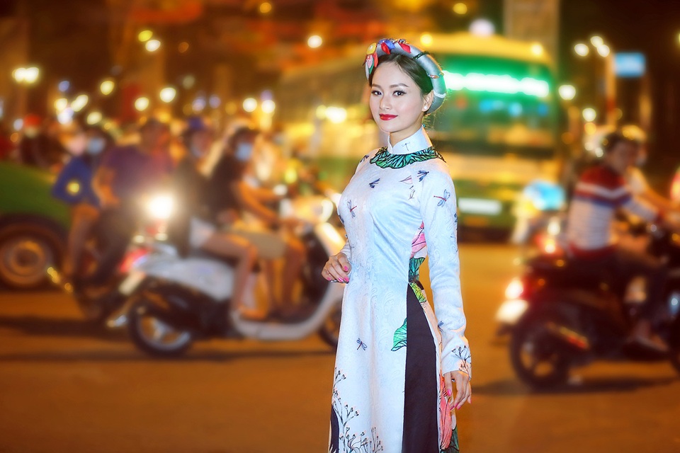 Khi tham dự những sự kiện với đối tác nước ngoài hoặc các sự kiện quốc tế Lan Phương luôn lựa chọn trang phục áo dài hoặc trang phục có dấu ấn văn hóa Việt, mang lại thiện cảm cho người xung quanh.