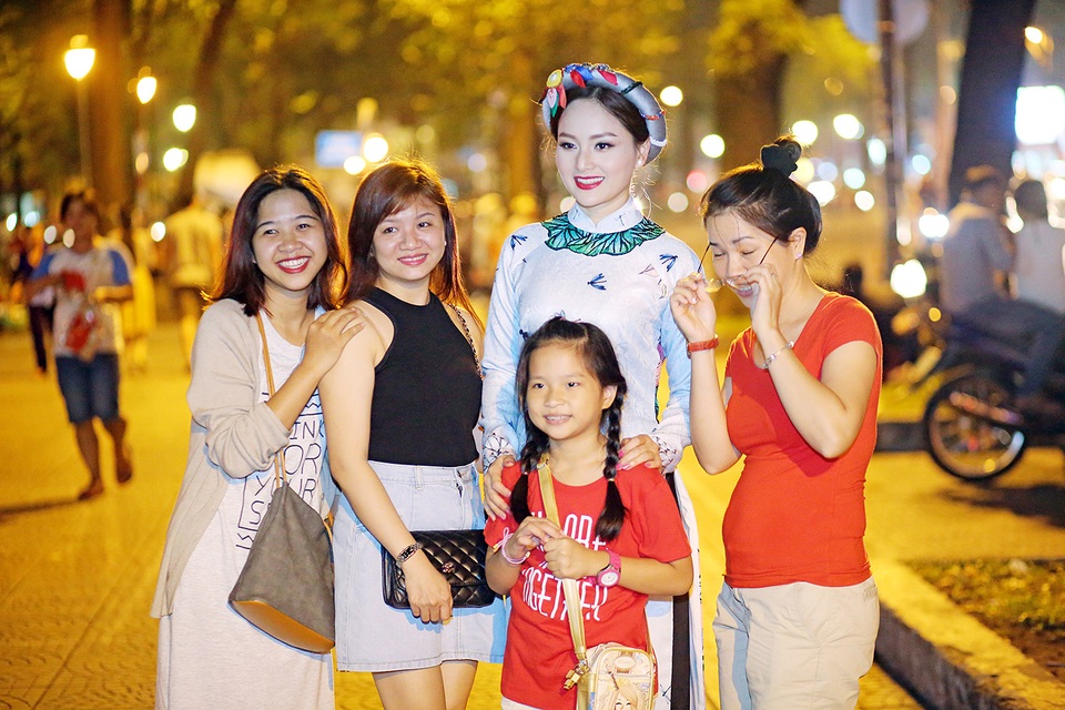 Khi thực hiện bộ ảnh trên phố, có rất nhiều khán giả đến xin chụp ảnh kỷ niệm cùng diễn viên Lan Phương