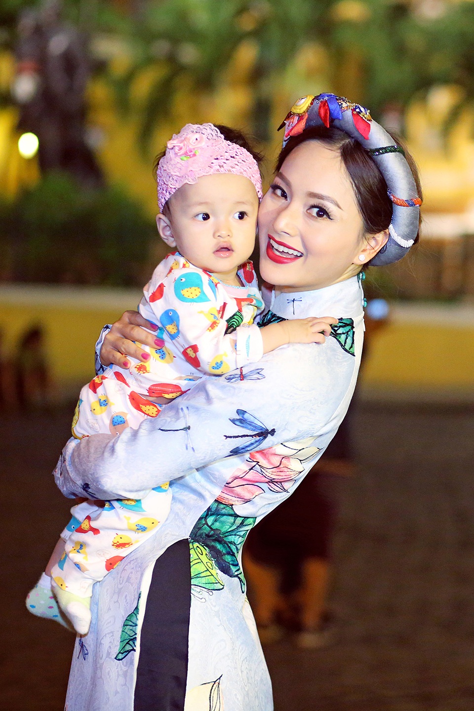 Nữ diễn viên cũng thường xuyên đến thăm các mái ấm mồ côi và luôn thấy vui bên các em.