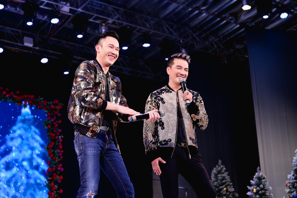 Dương Triệu Vũ hôn Đàm Vĩnh Hưng trên sân khấu - 7 Dương Triệu Vũ có tiết mục song ca ăn ý cùng đàn anh