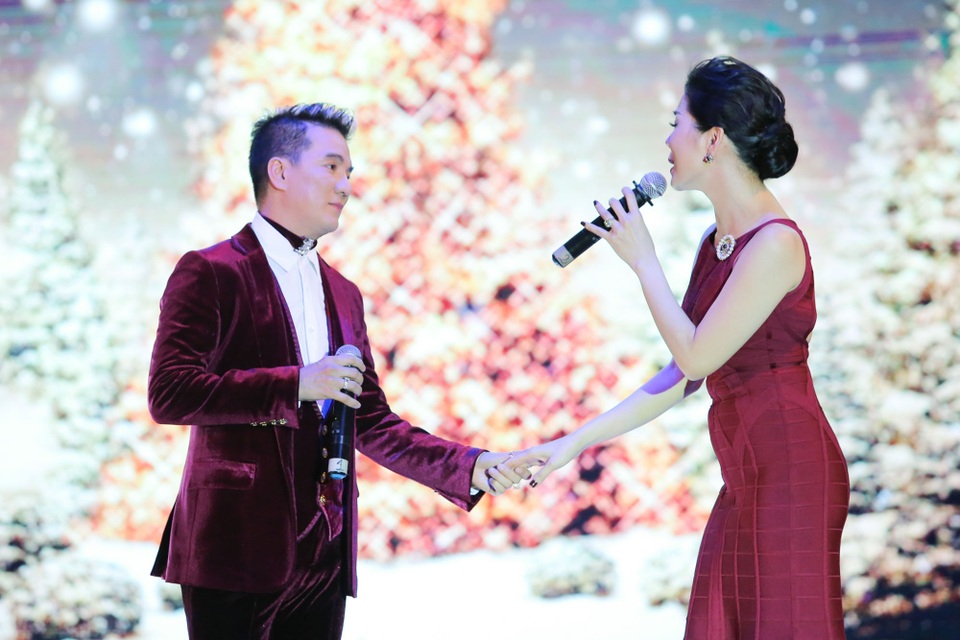 Dương Triệu Vũ hôn Đàm Vĩnh Hưng trên sân khấu - 9 Sau phần kết hợp tình tứ và lãng mạn, nữ ca sĩ Lệ Quyên còn thể hiện sự cảm phục trước tinh thần “thép” của Mr. Đàm trước áp lực công việc và đời sống cá nhân.