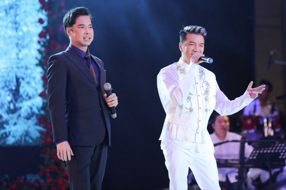 Dương Triệu Vũ hôn Đàm Vĩnh Hưng trên sân khấu - 10 Ông hoàng Boléro” Ngọc Sơn đã ngồi đợi trong hậu trường hơn 3 giờ đồng hồ cho tiết mục song ca cùng Đàm Vĩnh Hưng.