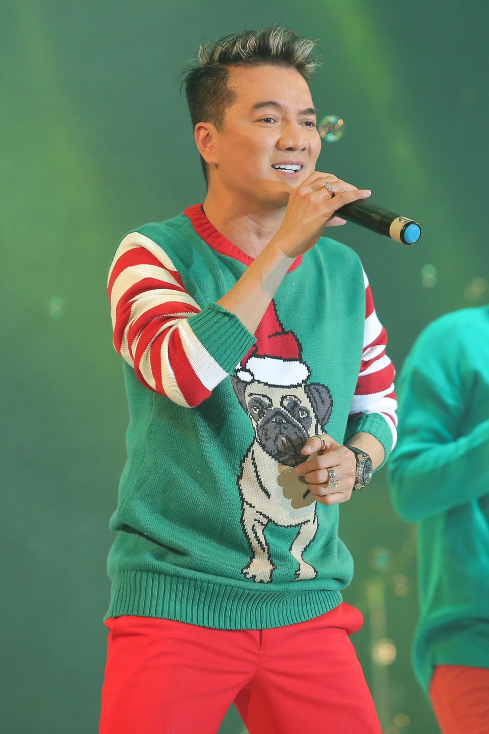 Dương Triệu Vũ hôn Đàm Vĩnh Hưng trên sân khấu - 2 Dương Triệu Vũ hôn Đàm Vĩnh Hưng trên sân khấu - 2