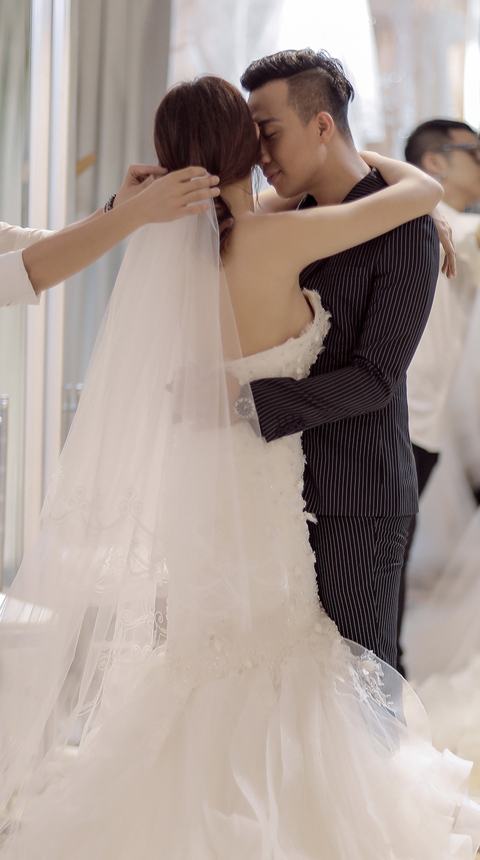 Hari Won và Trấn Thành hạnh phúc trong buổi chụp hình cưới - 5 Cặp đôi khá lãng mạn và tình tứ...