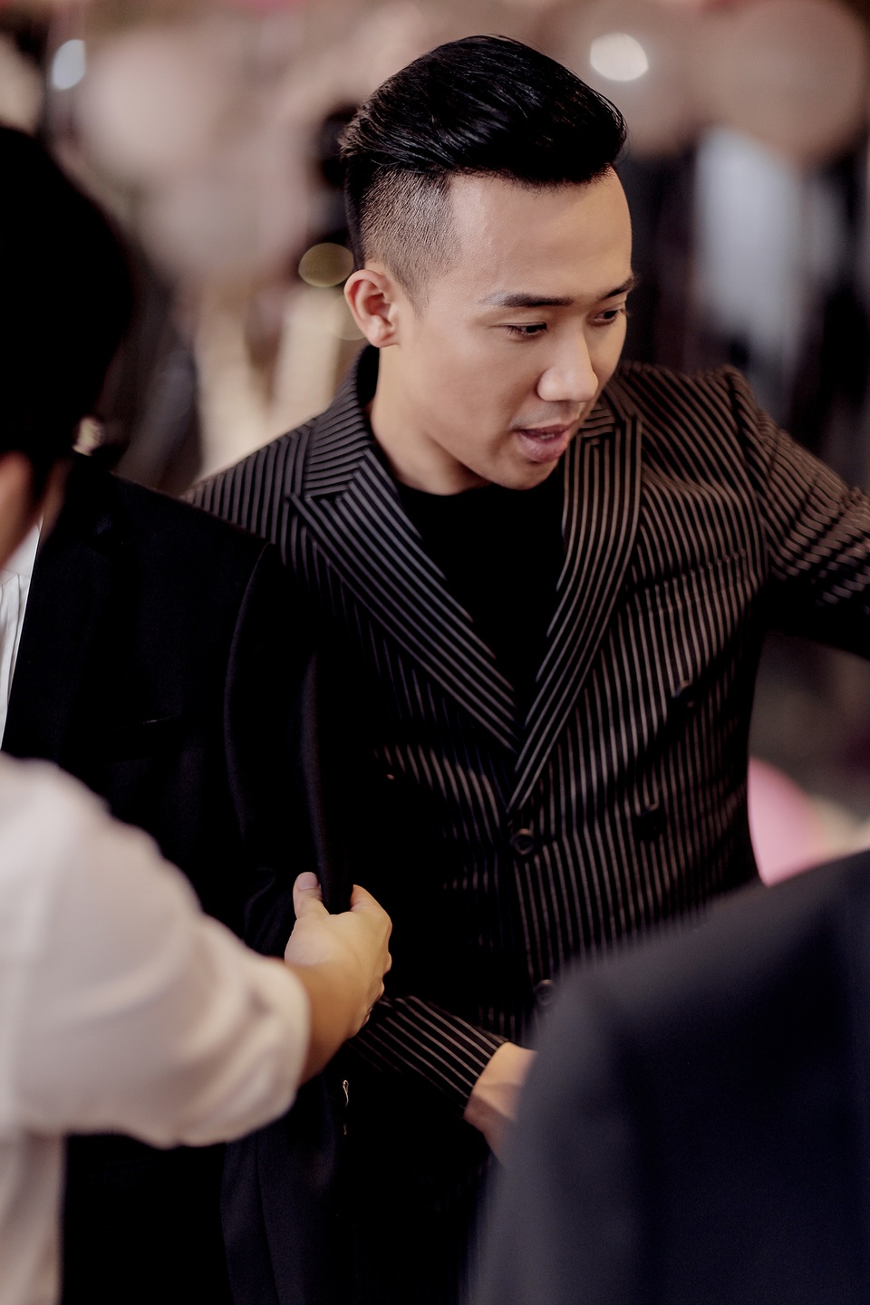 Hari Won và Trấn Thành hạnh phúc trong buổi chụp hình cưới - 4 Trấn Thành cũng có lúc căng thẳng khi thực hiện bộ ảnh quan trọng trong cuộc đời của mình