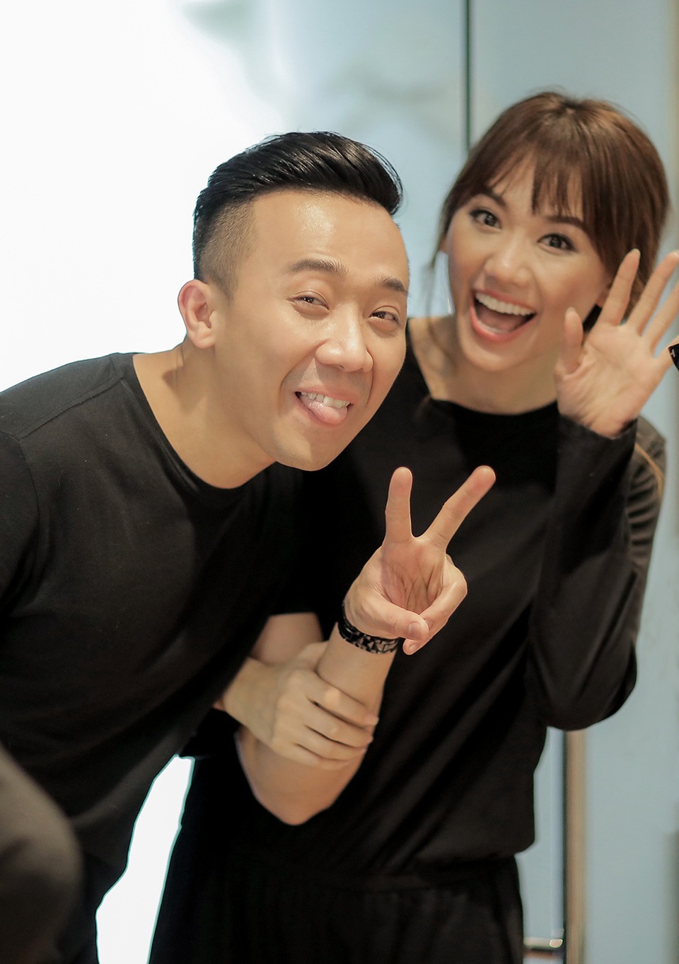 Hari Won và Trấn Thành hạnh phúc trong buổi chụp hình cưới - 6 Nhưng cũng có lúc vô cùng nhí nhảnh, như Hari từng chia sẻ trong bài phỏng vấn gần đây, từ khi quen Trấn Thành, cô hay cười, nói nhiều và khá thoải mái khi luôn được là chính mình.