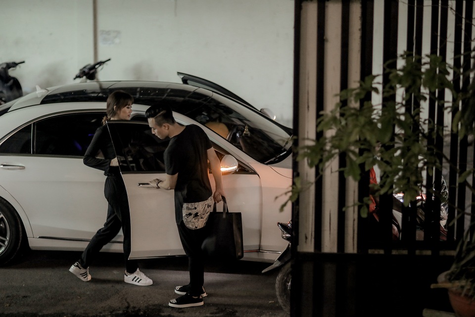 Hari Won và Trấn Thành hạnh phúc trong buổi chụp hình cưới - 10 Trấn Thành luôn ga lăng với vợ sắp cưới của mình.