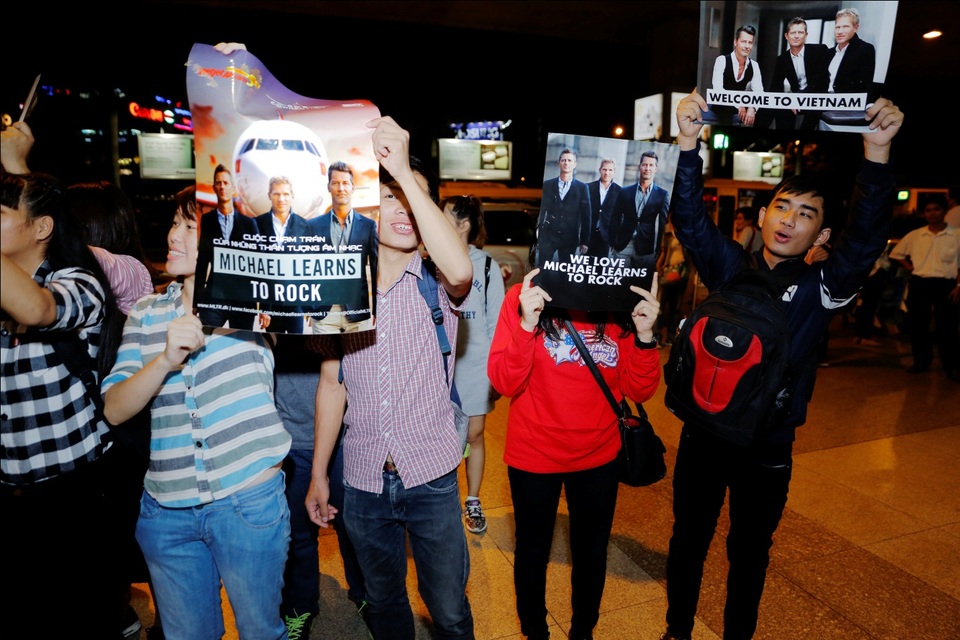 Michael Learns to Rock được fans vây kín tại sân bay Tân Sơn Nhất - 1 Các fans của MLTR khiến một góc ga quốc tế trở nên náo nhiệt khi liên tục hát vang những bản hits của nhóm như: That why, 25 Minutes, Take me to your heart… Người yêu nhạc MLTR chờ đợi hàng giờ liền để gặp trực tiếp thần tượng của mình.