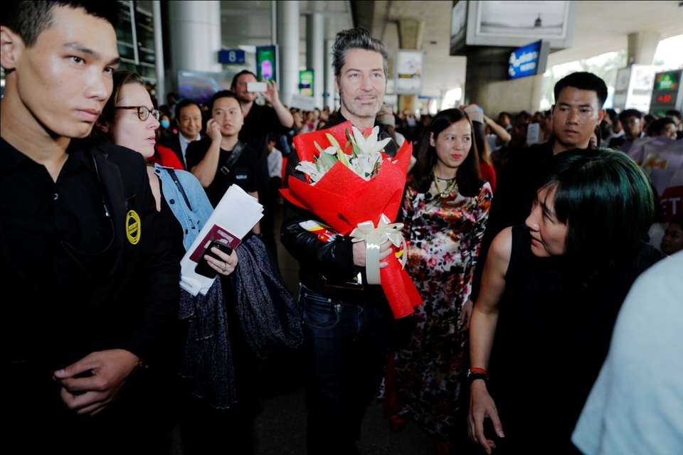 Michael Learns to Rock được fans vây kín tại sân bay Tân Sơn Nhất - 2 Đây là lần thứ ba MLTR tới Việt Nam biểu diễn. Với phong cách ăn mặc giản dị với sơ mi, quần jeans, nhóm còn để lại ấn tượng bởi vẻ thân thiện, nụ cười thường trực và luôn vẫy tay chào dòng người hâm mộ.