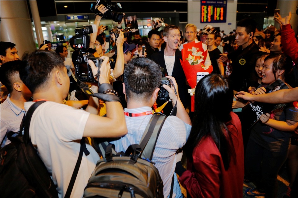 Michael Learns to Rock được fans vây kín tại sân bay Tân Sơn Nhất - 3 MLTR xúc động trước tình cảm của khán giả Việt Nam dành cho mình. Nhóm liên tục vẫy chào khán giả với nụ cười tươi trên môi