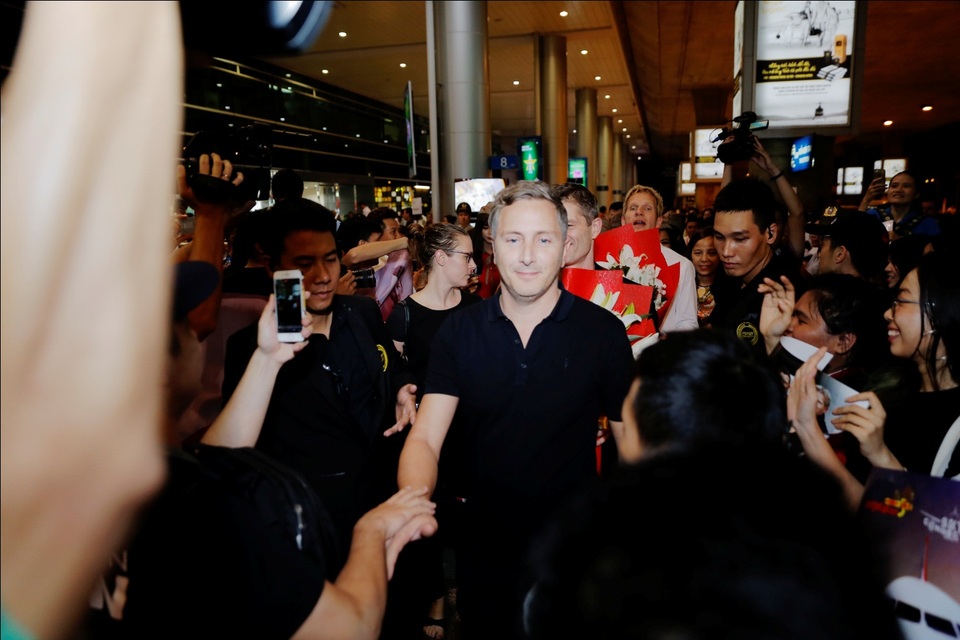 Michael Learns to Rock được fans vây kín tại sân bay Tân Sơn Nhất - 4 Không có khoảng cách giữa nghệ sĩ và người hâm mộ, các thành viên Michael Learns To Rock đã “xé rào” chụp ảnh và ký tặng khán giả có mặt. Lực lượng an ninh phải làm việc khá vất vả để đảm bảo an toàn cho MLTR tại sân bay.