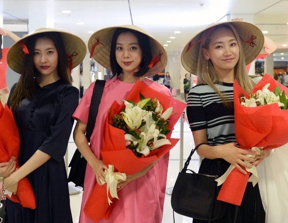 Nhóm Wonder Girls được chào đón cuồng nhiệt khi đến Việt Nam - 2 Các cô gái WG xuất hiện ấn tượng với phong cách đơn giản, đặc biệt là các nữ ca sĩ còn gây chú ý khi đội nón lá truyền thống của phụ nữ Việt.