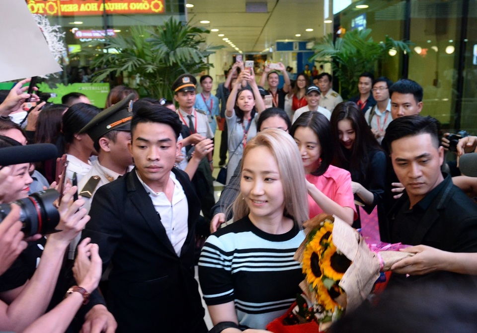 Nhóm Wonder Girls được chào đón cuồng nhiệt khi đến Việt Nam - 3 Các fan hâm mộ nhanh chóng vây kín nhóm nhạc WG. Trước tình cảm cuồng nhiệt của fan Việt, các cô gái tỏ ra rất thân thiện, không ngừng vẫy tay chào fan hâm mộ