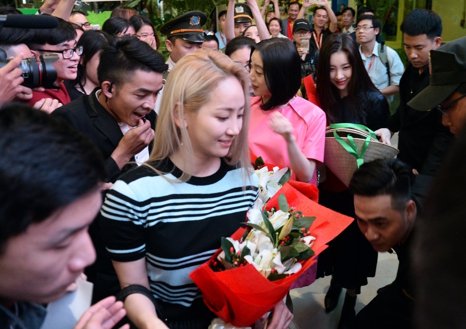Nhóm Wonder Girls được chào đón cuồng nhiệt khi đến Việt Nam - 5 Người hâm mộ ùa lên phía trước để tiếp cận các cô gái xinh đẹp. Phải khó khăn lắm mỹ nhân xứ Kim chi mới thoát ra được khỏi vòng vây người hâm mộ.