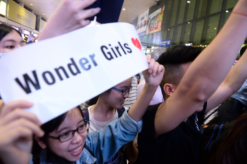 Nhóm Wonder Girls được chào đón cuồng nhiệt khi đến Việt Nam - 6 Dù đã lên xe nhưng người hâm mộ vẫn vây chặt WG và không ngừng gọi tên