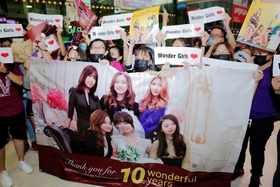 Nhóm Wonder Girls được chào đón cuồng nhiệt khi đến Việt Nam - 7 Nhóm Wonder Girls được chào đón cuồng nhiệt khi đến Việt Nam - 7