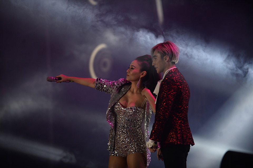 Michael Learns to Rock và Wonder Girls bùng cháy cùng khán giả - 16 Thu Minh và Sơn Tùng có sự kết hợp đầy ngẫu hứng giữa với “Bay”- bản hit đình đám khép lại chương trình.