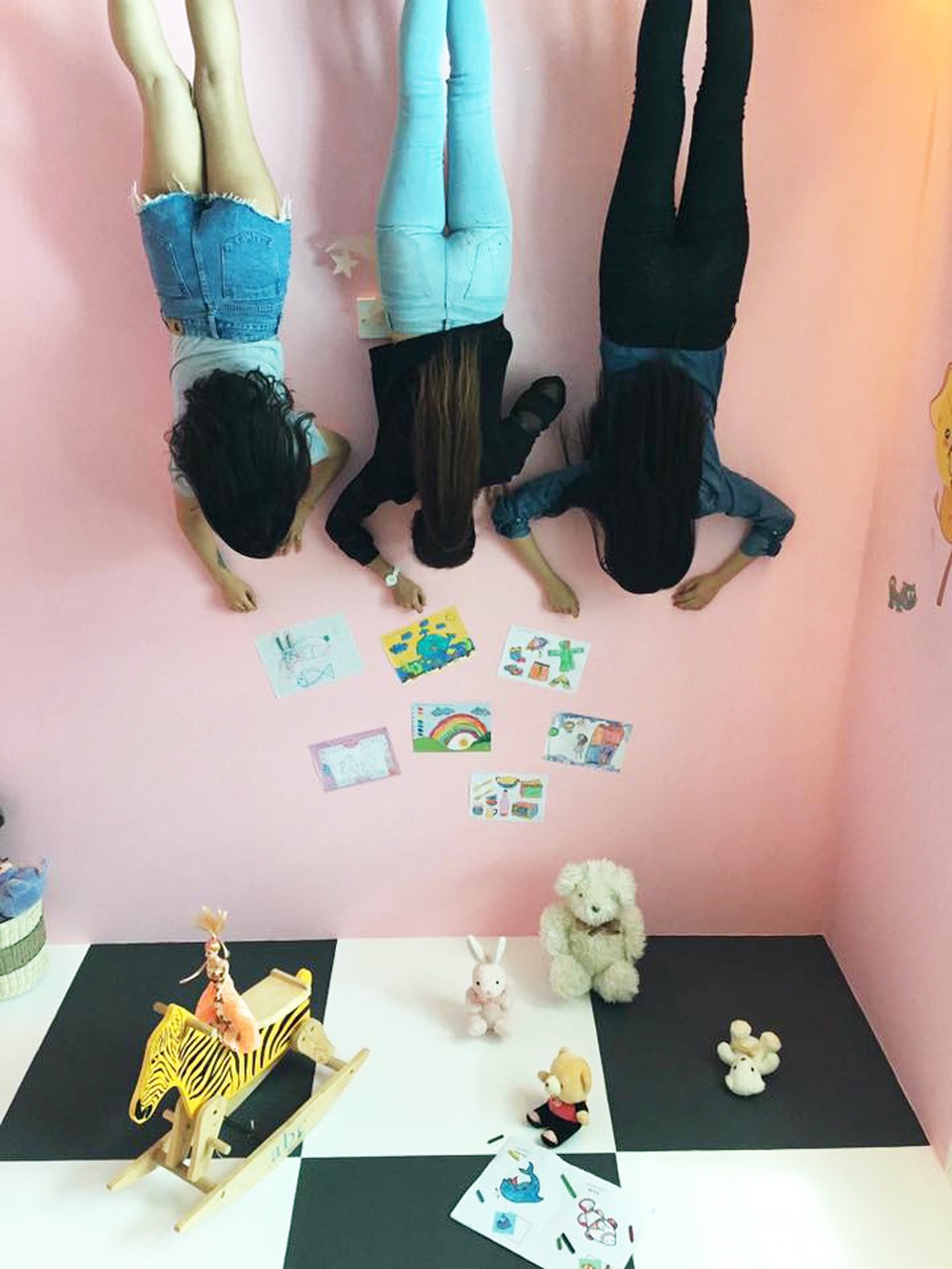 Cận cảnh “Ngôi nhà úp ngược” cực hút giới trẻ tại Vũng Tàu - 2 Sự đảo lộn đã khiến khiến du khách tham quan có cảm giác như mình lạc vào một trạm du hành vũ trụ hay đi trên đường cao tốc. Bởi vậy bất cứ ai vào đây đều muốn ghi lại những bức ảnh thú vị của mình.