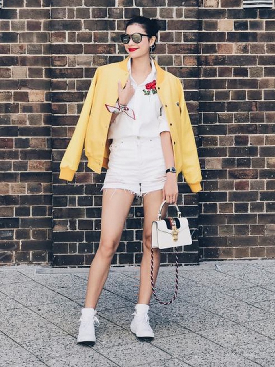 Phí Phương Anh, Lilly Nguyễn cá tính bất ngờ; Vũ Ngọc Anh phối đồ "khó hiểu" - 5 Phạm Hương cá tính với cây trắng “toàn tập”: Giày sneaker, short jeans, túi xách hàng hiệu và sơ mi trắng đơn giản. Người đẹp tạo điểm nhấn bởi chiếc nơ ở tay và chiếc áo khoác hờ màu vàng chanh vô cùng ấn tượng.