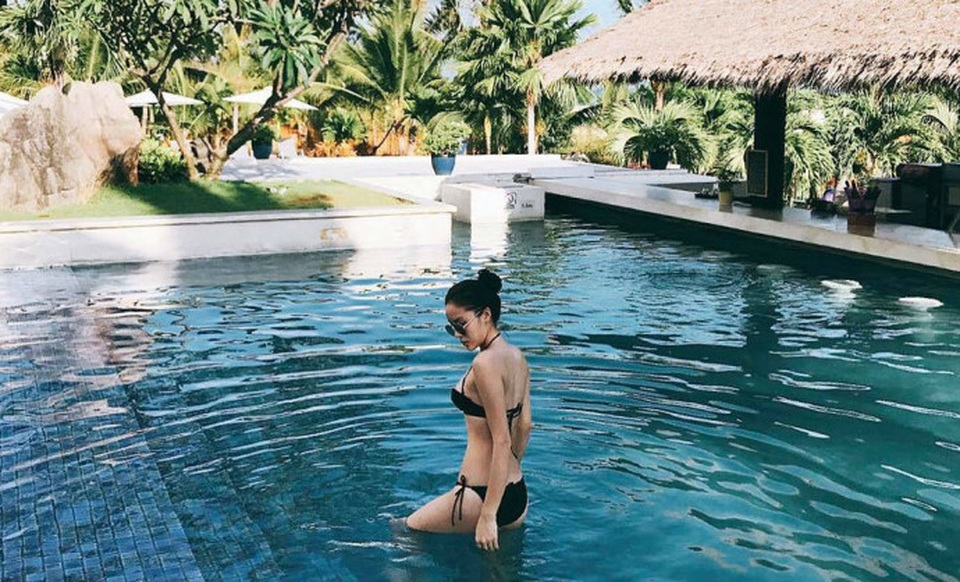 Hình ảnh của cô được bạn bè chụp lại khi người đẹp diện bộ bikini đen đầy gợi cảm và quyến rũ.