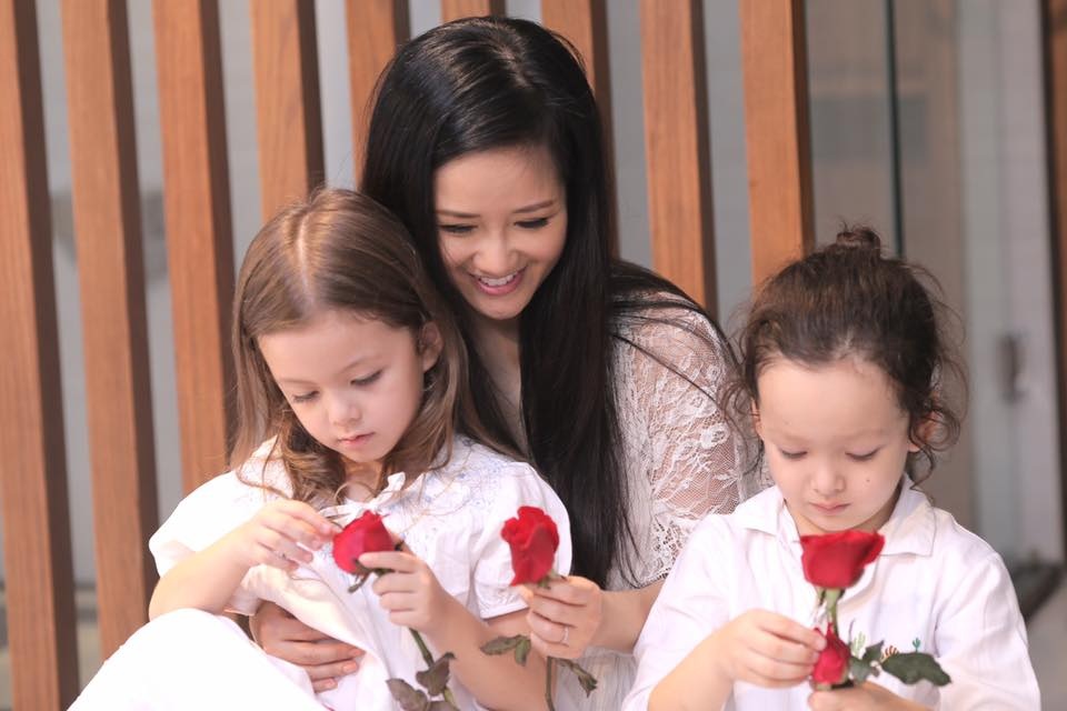 Những "thiên thần lai" siêu đáng yêu của nghệ sĩ Việt - 2 Có lẽ mọi người đều nhầm Hồng Nhung có tới hai cô con gái khi thấy bức ảnh này, bé Tôm (bên phải) để tóc dài không thua gì em gái mình. Nếu như Tôm diện váy thì khó có thể mà nhận ra đó là Tôm hay Tép.