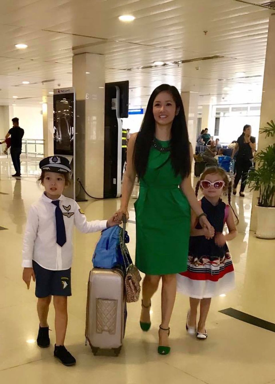 Những "thiên thần lai" siêu đáng yêu của nghệ sĩ Việt - 5 Mỗi khi xuất hiện, cả bé Tôm và Tép đều thu hút mọi ánh nhìn của người xung quanh, bởi hai bé luôn vui vẻ và có những biểu cảm dễ thương, hài hước trước ống kính.