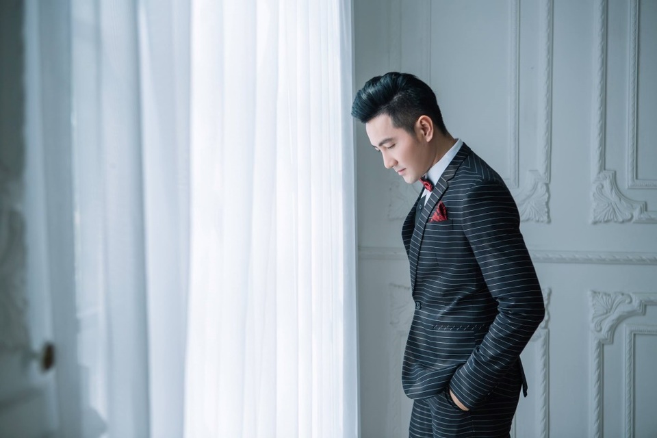 Những chiêu trò không nói lên được con người mà có khi còn tự làm mất đi những khán giả yêu mến anh. Nguyễn Phi Hùng tự tin theo đuổi con đường riêng của mình, không ồn ào, vội vã như những ngày đầu bước vào âm nhạc cách đây 17 năm.