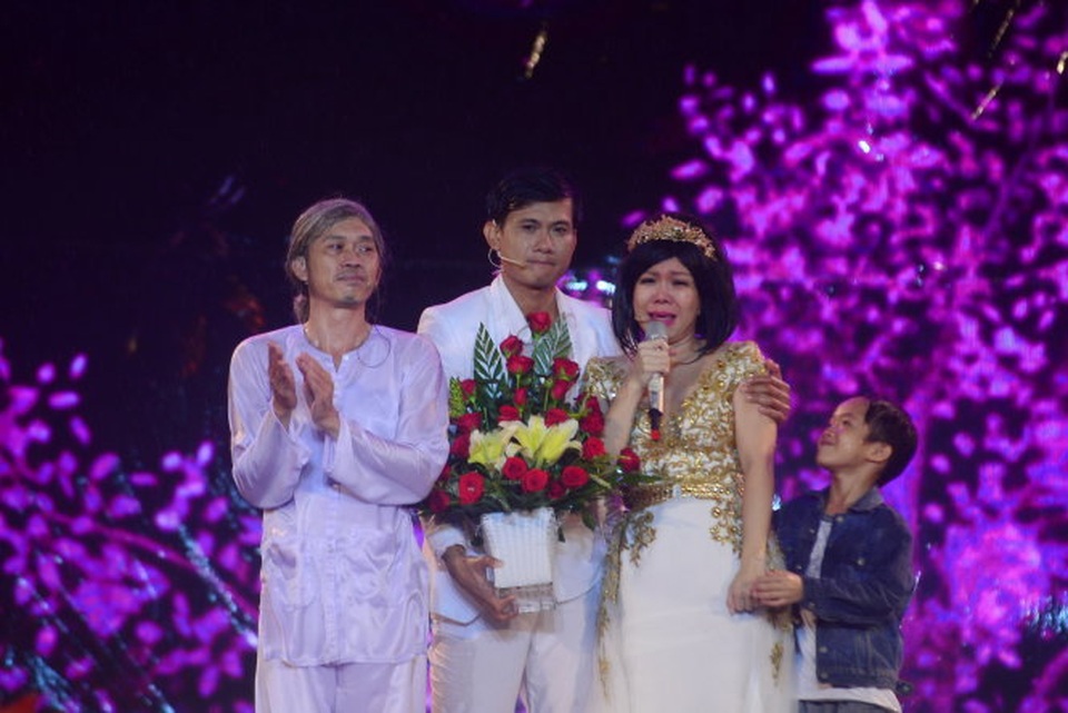 
Cô khóc sướt mướt suốt buổi live show đầu tiên của mình bởi hàng ngàn khán giả yêu mến mình đã cố chịu ướt, chịu lạnh, để được xem Việt Hương diễn suốt nhiều giờ đồng hồ mặc dù trời mưa tầm tã.
