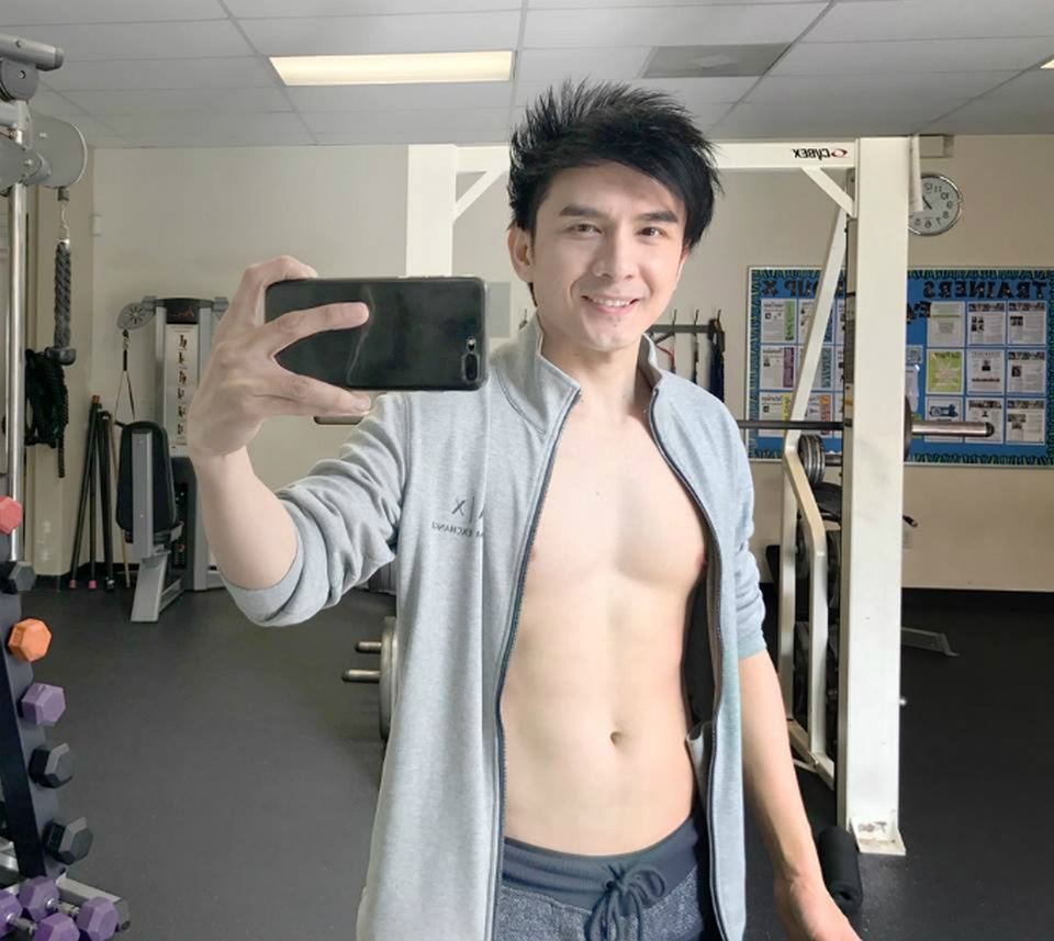 Hà Hồ vui đùa bên con trai giữa "tâm bão", Đan Trường khoe body ở tuổi tứ tuần - 2 Đan Trường đăng tải hình ảnh thành quả luyện tập của mình để có được body chuẩn. Anh đang cố gắng để trông trẻ trung, khỏe mạnh hơn.