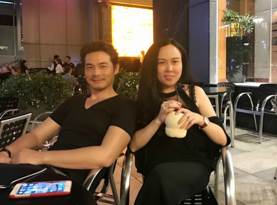 Hà Hồ vui đùa bên con trai giữa "tâm bão", Đan Trường khoe body ở tuổi tứ tuần - 4 Quách Ngọc Ngoan tình tứ cùng người tình Phượng Chanel. Nam diễn viên viết: Đưa bạn đi uống nước dừa