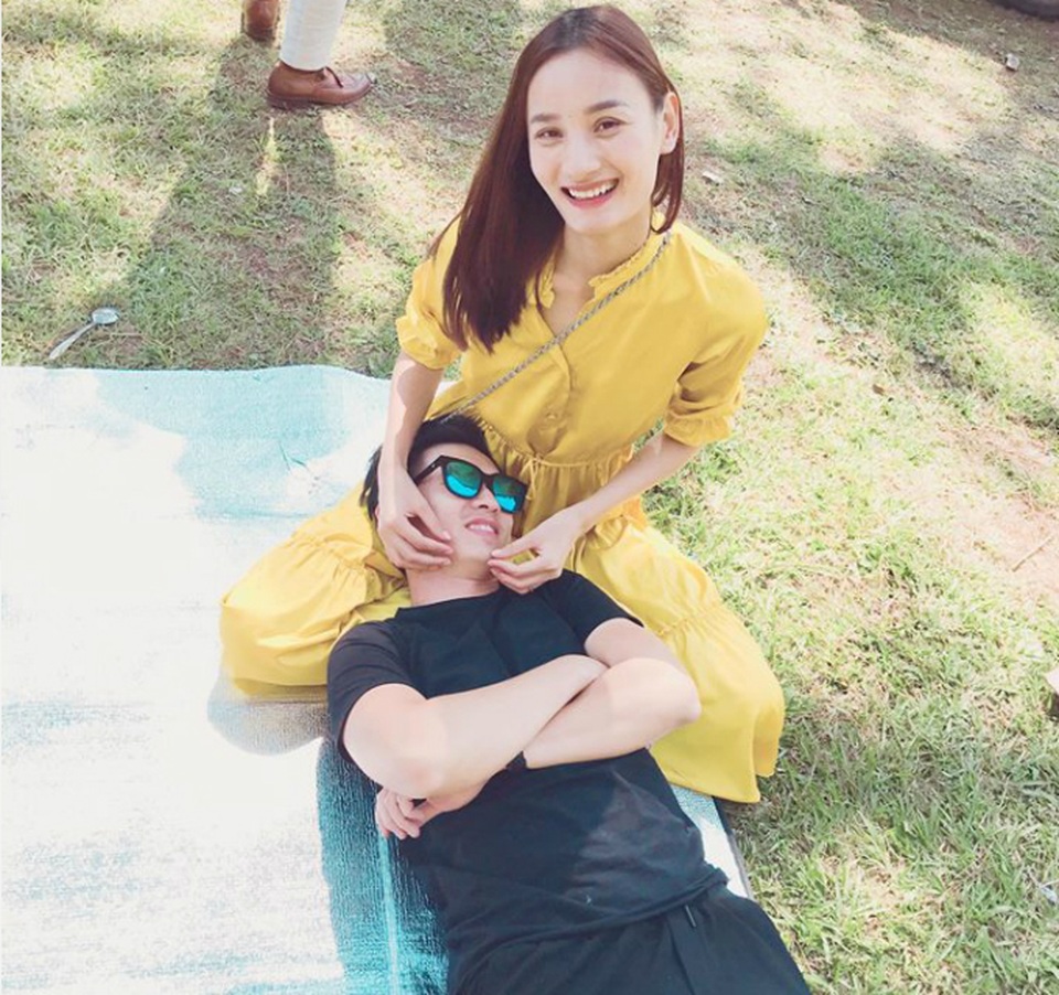 Hà Hồ vui đùa bên con trai giữa "tâm bão", Đan Trường khoe body ở tuổi tứ tuần - 11 Vợ chồng Lê Thúy cùng hạnh phúc bên nhau trong chuyến du lịch gần đây. Lê Thúy chia sẻ: Cuối tuần vợ chồng nhà tớ đi picnic.