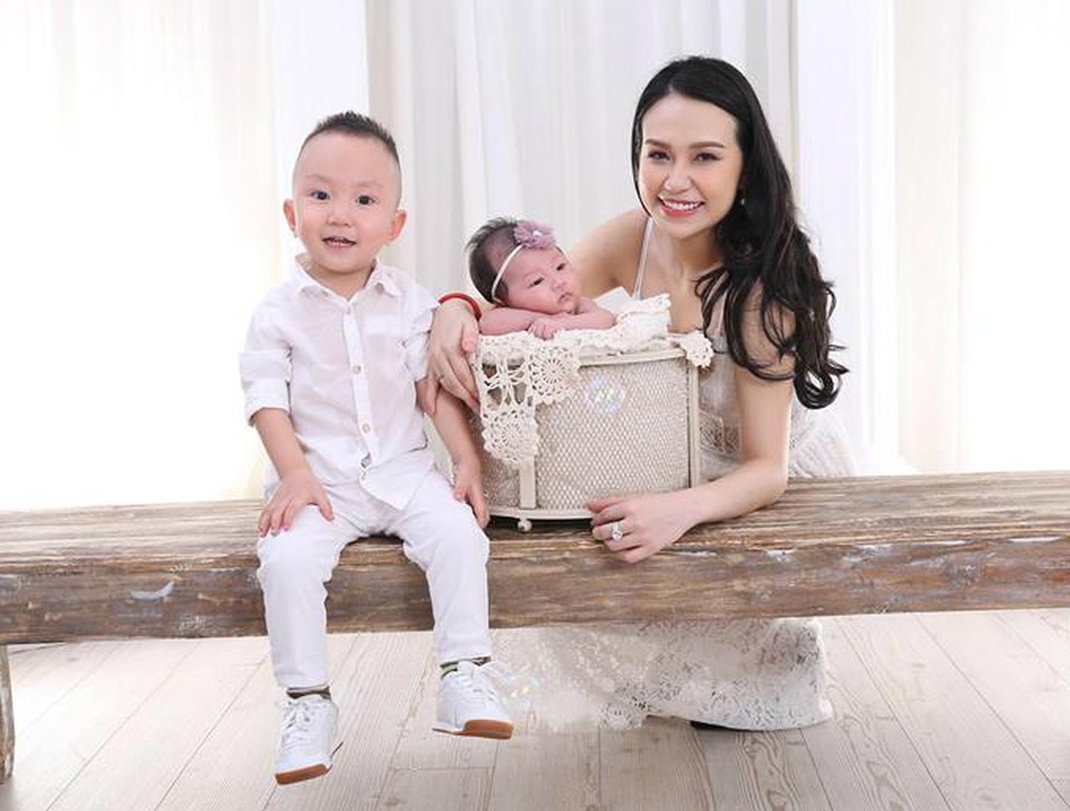 Hà Hồ vui đùa bên con trai giữa "tâm bão", Đan Trường khoe body ở tuổi tứ tuần - 14 Tuấn Hưng đăng ảnh vợ và 2 trước khi đi lưu diễn, anh viết: Lại xách vali lên, vội vàng xếp lại những tình yêu và nỗi nhớ vào tim để lên đường.