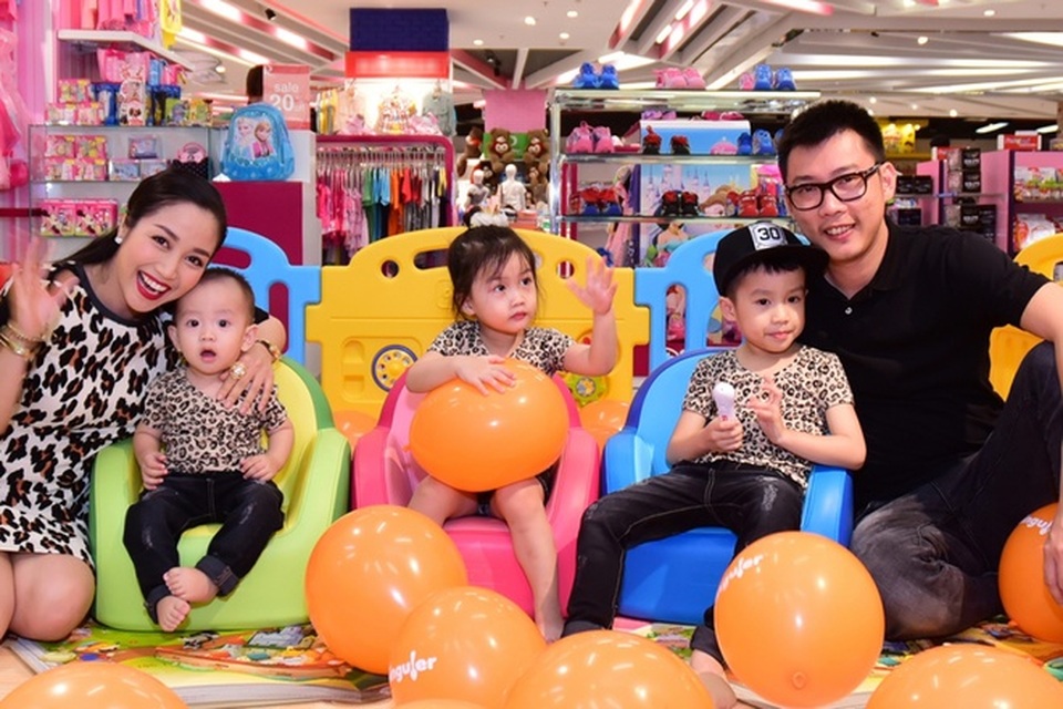 Diễn viên phim “Tình yêu còn lại” sau 10 năm giờ ra sao? - 14 Là nhân vật đa tài trong showbiz Việt nhưng cô vẫn luôn biết cách vun vén cho gia đình mình. Con trai đầu lòng của cô, Coca đã hơn 6 tuổi, rất tinh nghịch và kháu khỉnh. Cô con gái Cola được 4 tuổi và cậu con trai út Cacao được hơn 2 tuổi.