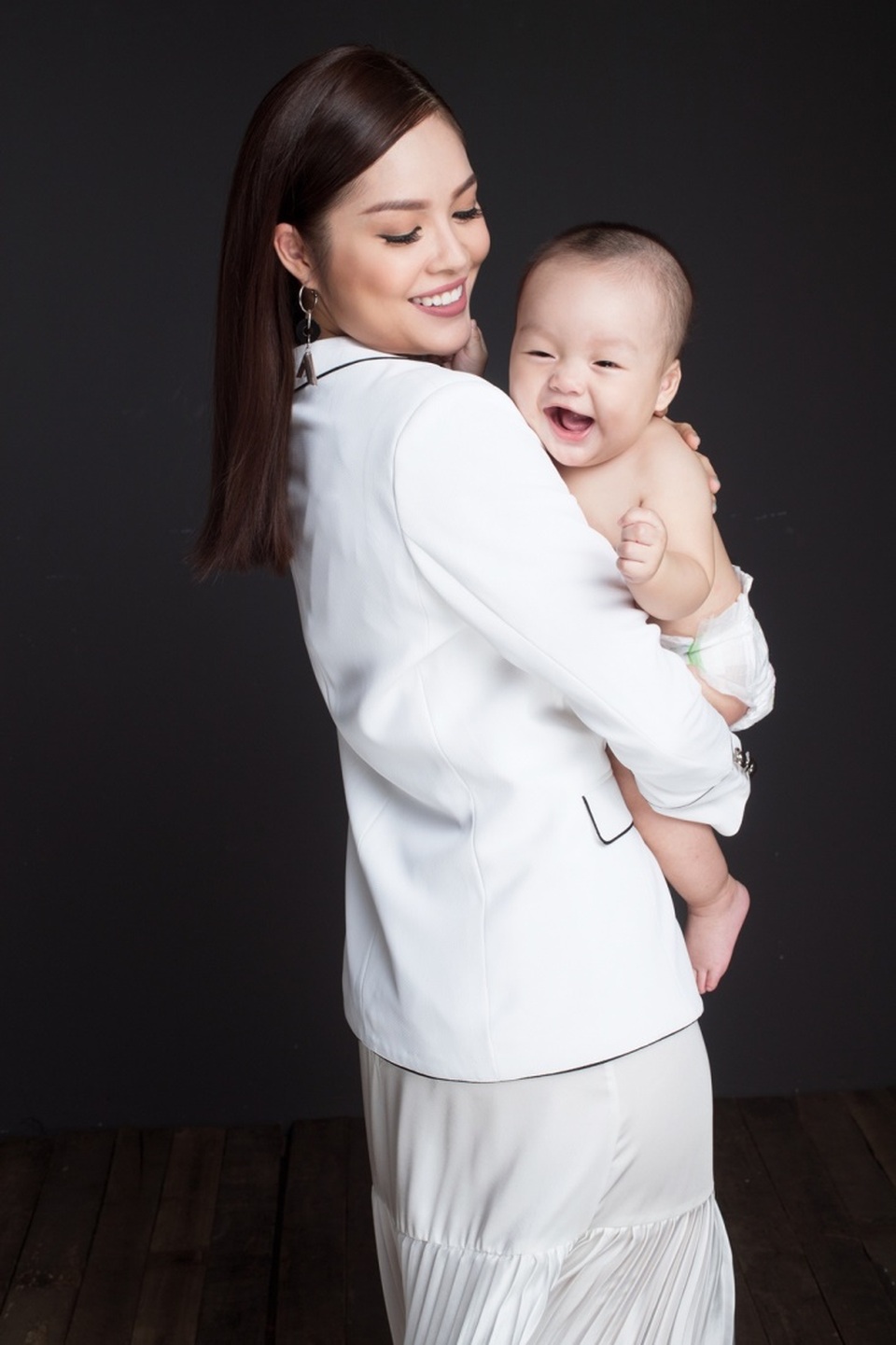 Bé William năm nay được hơn 6 tháng tuổi, em vô cùng đáng yêu, tươi cười rạng rỡ bên mẹ Cẩm Lynh.