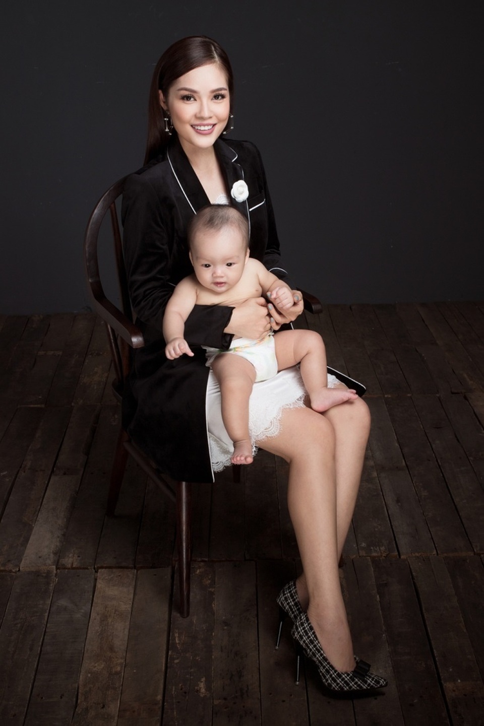 Sau khi sinh con ít lâu, nữ diễn viên đã quay lại với showbiz với hình ảnh thu hút hơn trước. Dương Cẩm Lynh ngày càng biết chăm chút hình ảnh sau khi thành danh nên được đánh giá là một trong những mỹ nhân có phong cách mặc ổn định.