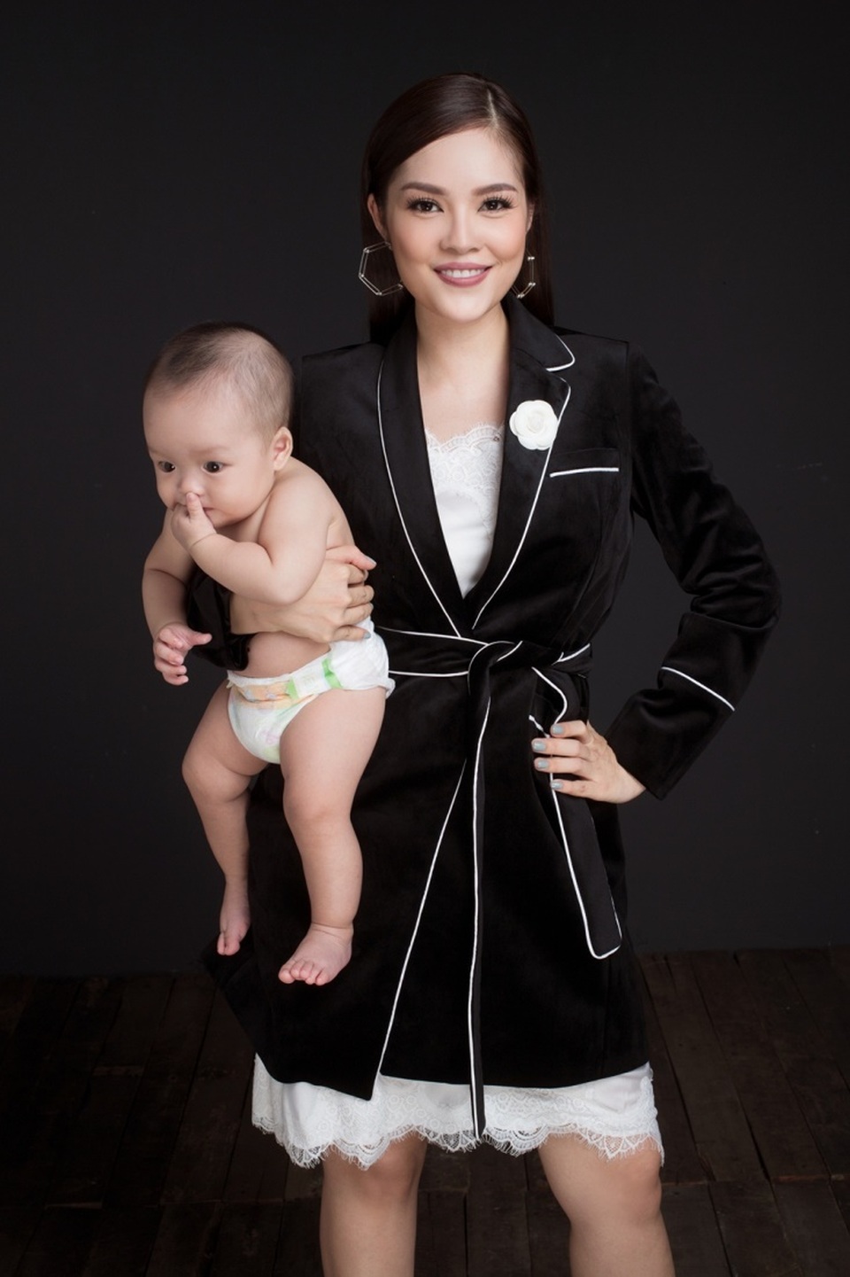 Hai mẹ con Cẩm Lynh cực nhí nhảnh trước ống kính.