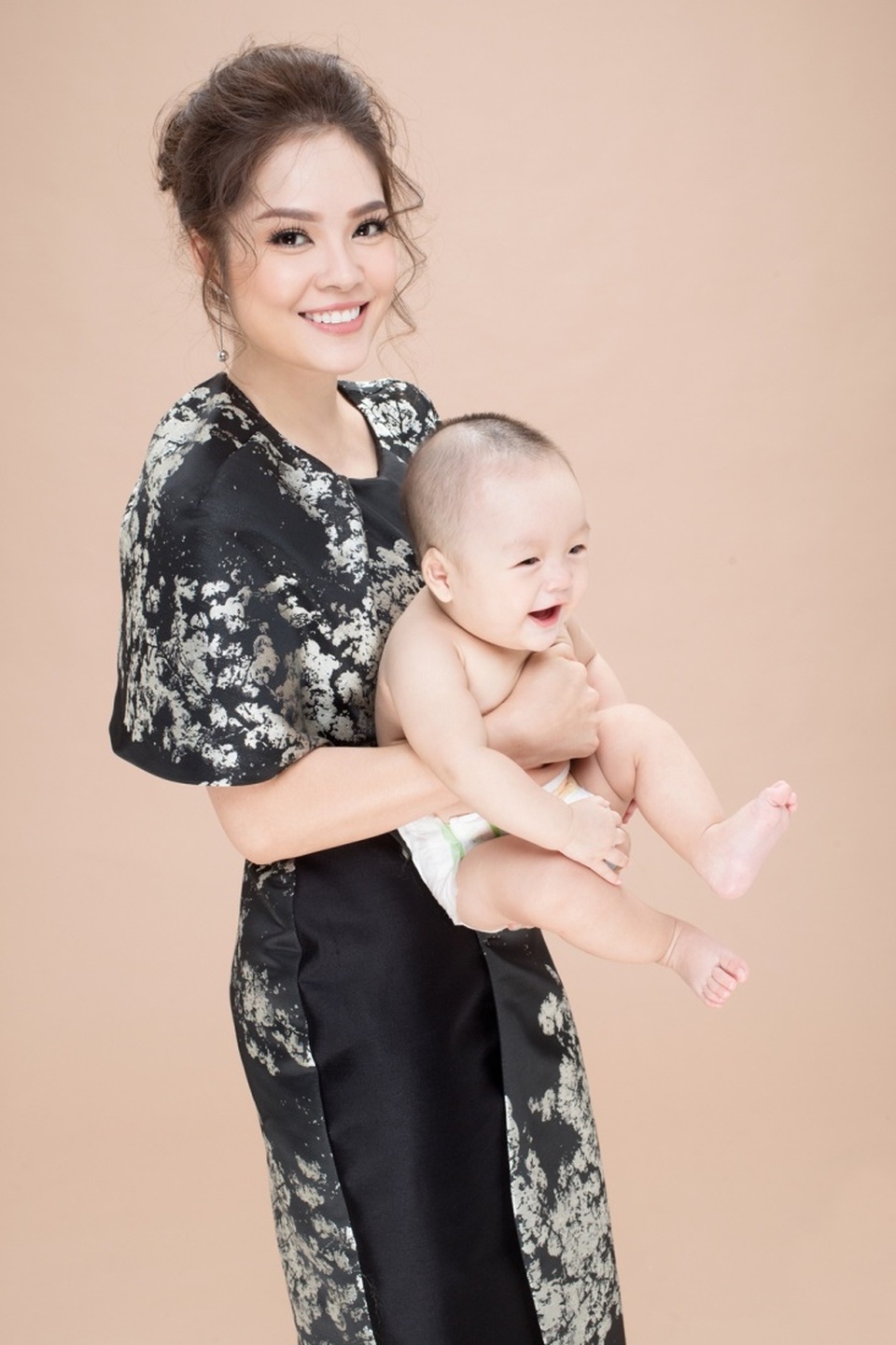 Cô cùng với con trai luôn vui vẻ trong suốt buổi chụp hình. Bé William không hề tỏ ra mệt mỏi hay quấy khóc mẹ.