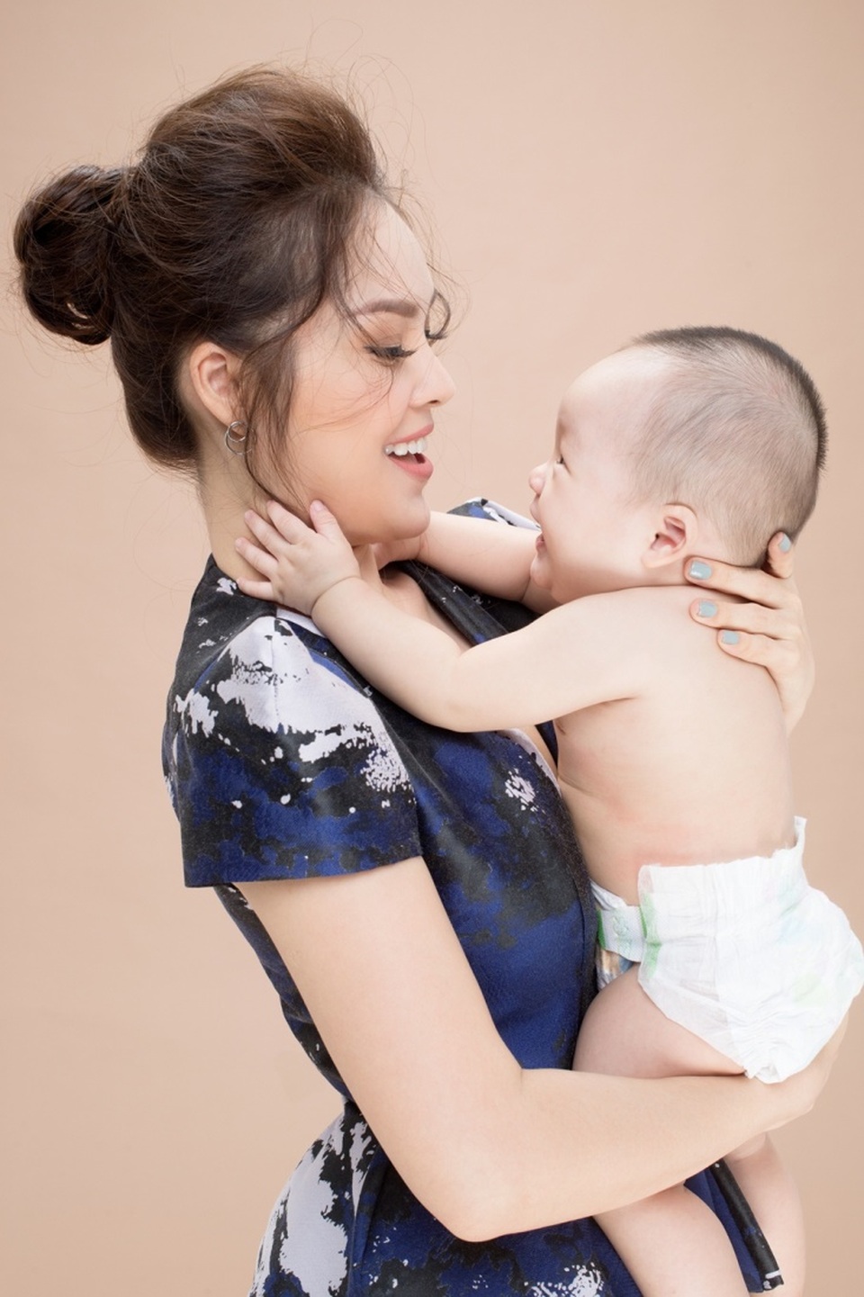 Khi gặp gỡ bạn bè hoặc đi làm, cô cũng mang theo cậu bé vì không thể xa con. Lần đầu làm mẹ, Dương Cẩm Lynh luôn có những khó khăn nhưng bản năng làm mẹ của cô lại không cho phép cô lơ là việc chăm sóc con.