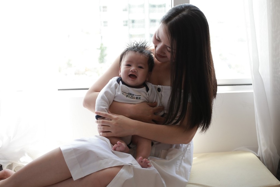 Ngọc Lan - Thanh Bình tung ảnh con trai kháu khỉnh 2 tháng tuổi - 5 Cô tự nhận mình là người quấn con, khi làm gì hay đi đâu Ngọc Lan cũng không rời con.