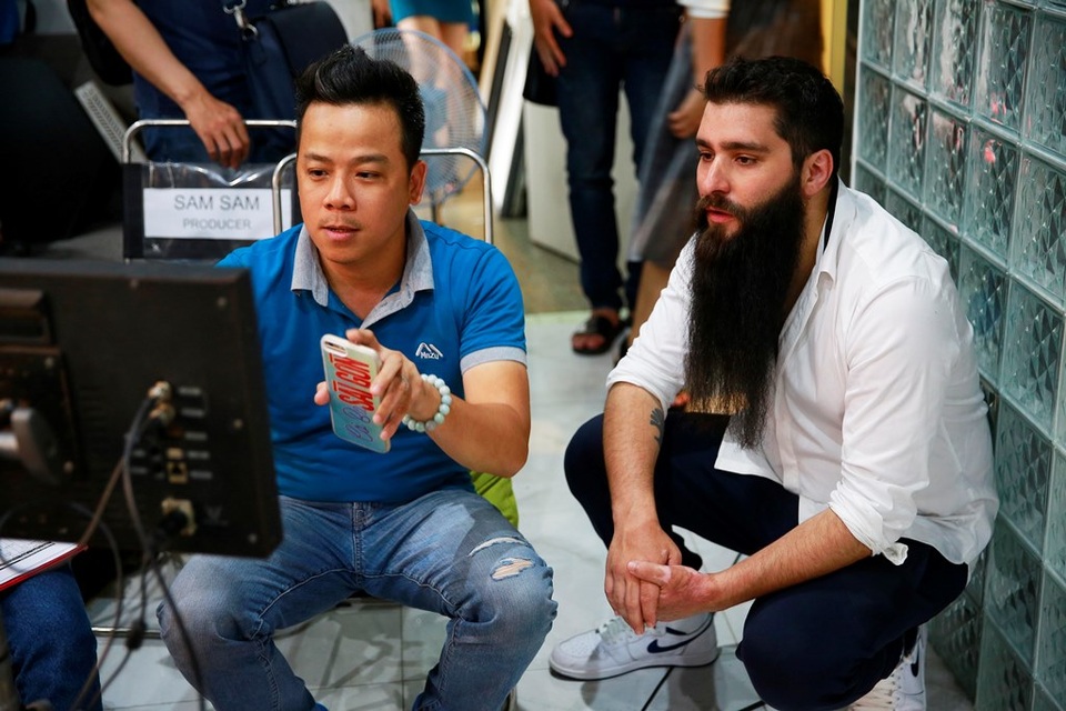 Đạo diễn phim Kong đến phim trường thăm Ngô Thanh Vân - 3 Jordan Vogt-Robert đã có những trao đổi chuyên môn với chính đạo diễn bộ phim – Lộc Trần