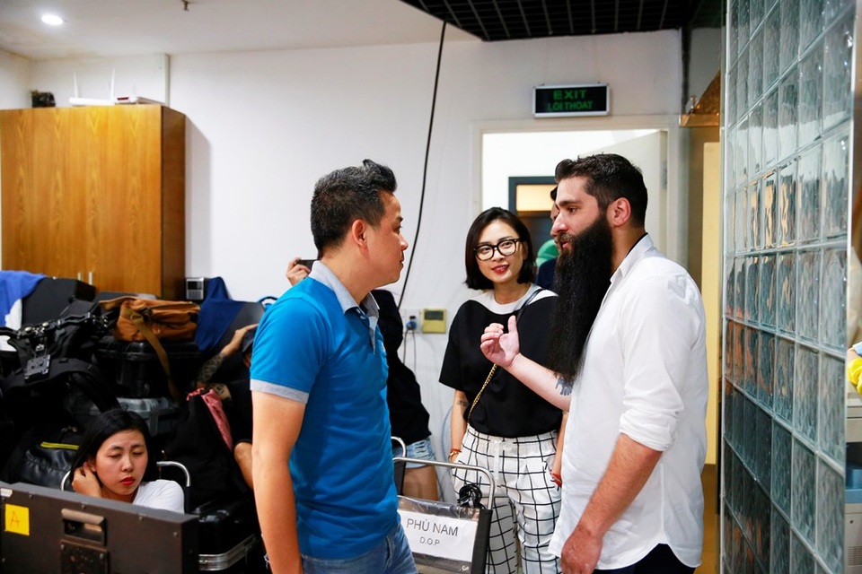 Đạo diễn phim Kong đến phim trường thăm Ngô Thanh Vân - 4 Đạo diễn phim Kong đến phim trường thăm Ngô Thanh Vân - 4