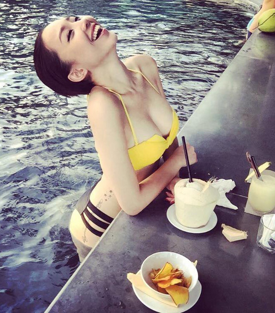 Mùa hè là thời điểm lên ngôi của những bộ bikini khéo léo khoe các đường cong trên cơ thể của các người đẹp, và Tóc Tiên cũng không ngoại lệ.