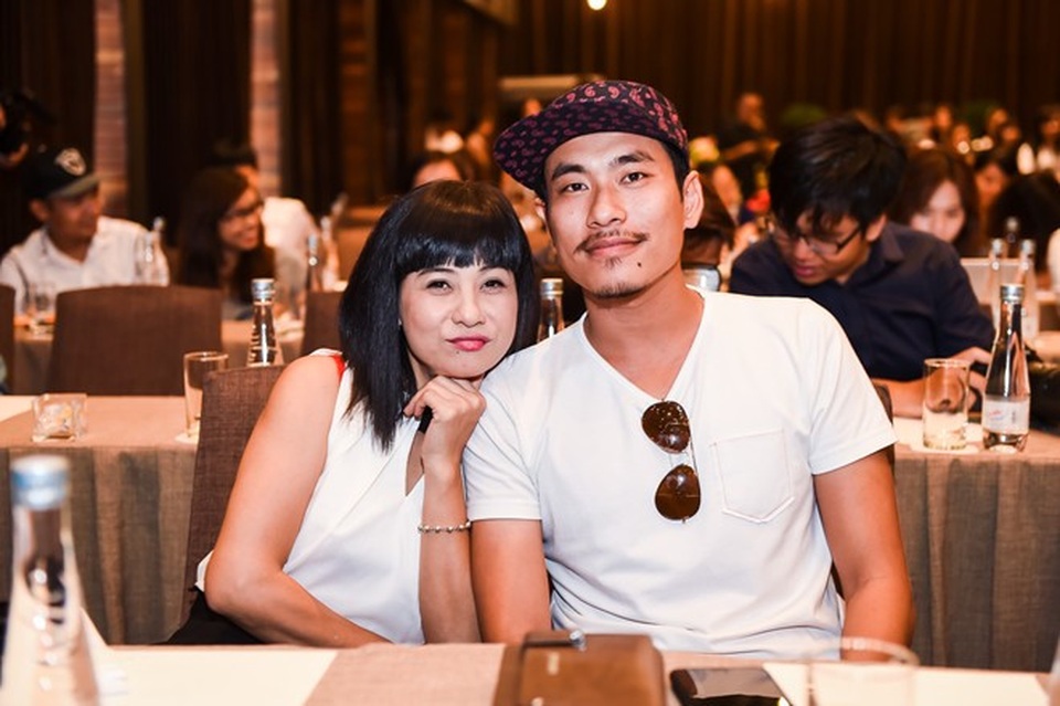 Những cặp đôi "chị - em” nổi tiếng của showbiz Việt - 2 Nam diễn viên luôn từ chối các câu hỏi xoay quanh về Cát Phượng, anh thẳng thắn nhấn mạnh rằng: “Tôi không quan trọng chuyện tuổi tác mà quan trọng là hợp hay không. Tuổi đẹp mà không hợp tính cách thì vẫn chia tay như thường. Có những người chồng ít tuổi hơn vợ nhưng vẫn sống hạnh phúc viên mãn đó thôi. Trong tình yêu, không có gì gọi là tiêu chuẩn, càng không có công thức chung giữa mọi người”.