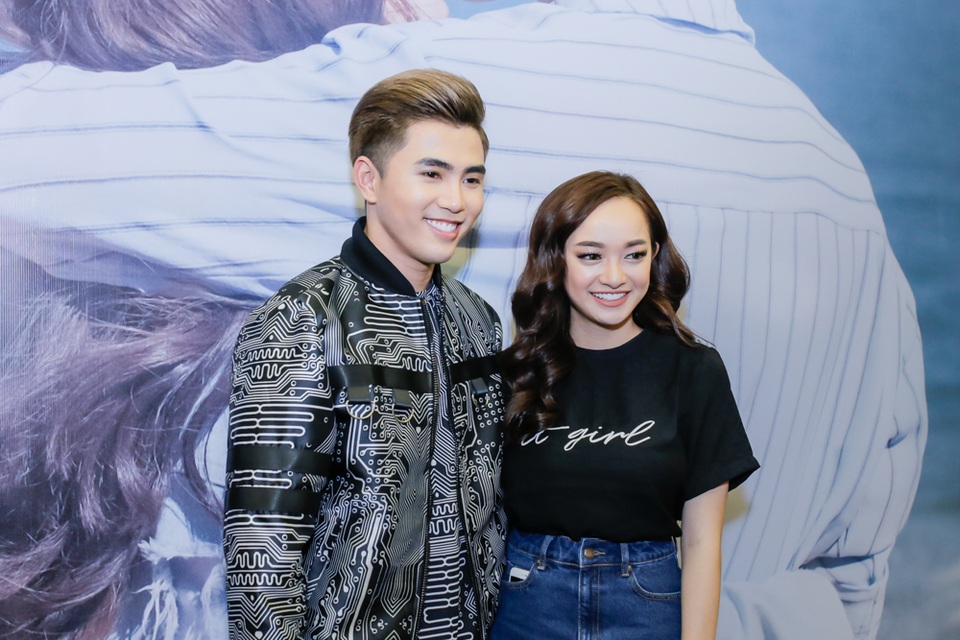 Will “lấp lửng” trước tin đồn hẹn hò với mỹ nhân “Em chưa 18” - 1
Sánh bước cùng Will trong buổi công chiếu ra mắt MV “Nơi ta chờ em” không ai khác ngoài cô bạn gái tin đồn Kaity Nguyễn – cô cũng vào vai nữ chính trong sản phẩm âm nhạc của Will.