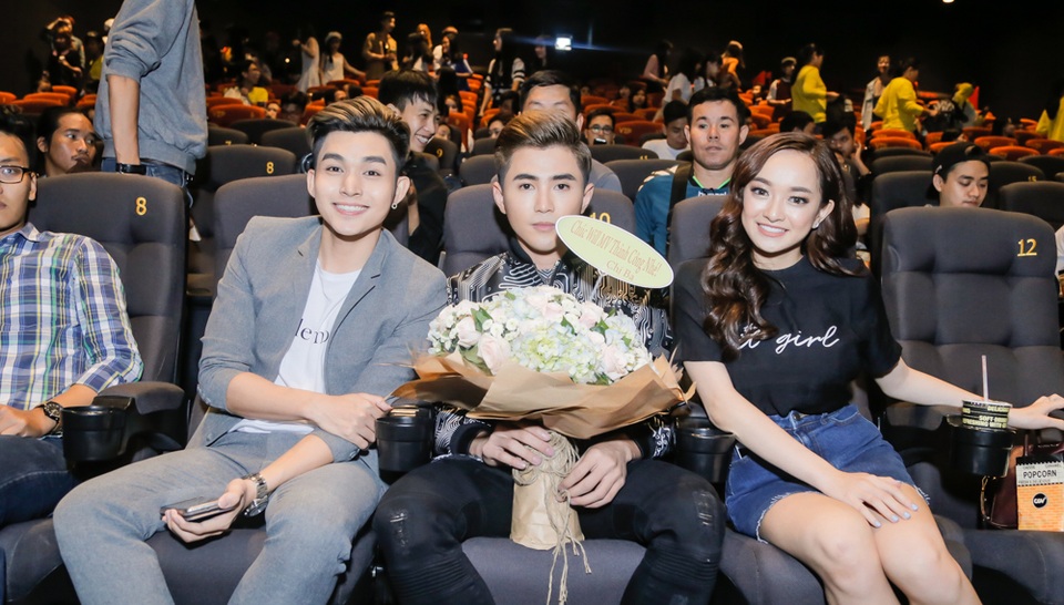 Will “lấp lửng” trước tin đồn hẹn hò với mỹ nhân “Em chưa 18” - 6 “Nơi Ta Chờ Em” là bước ngoặt đánh dấu Will dấn thân trên con đường solo nhiều chông gai, khó khăn khi không có sự trợ giúp của các thành viên 365 bên cạnh. Tuy nhiên ở buổi công chiếu thành viên Jun đã có mặt để chúc mừng anh.