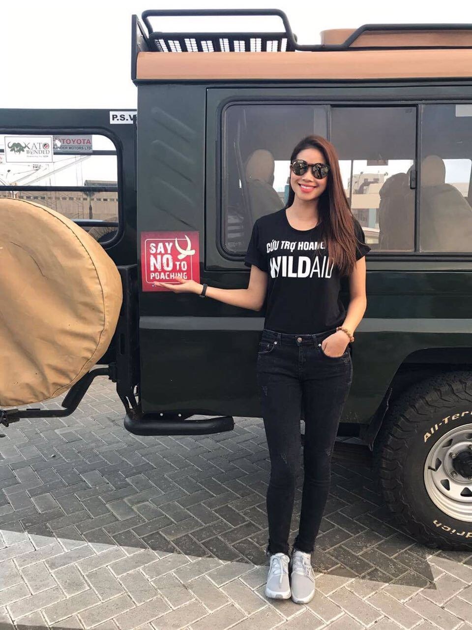 Hai người đẹp vẫn giữ được tâm trạng thoải mái sau một chuyến đi dài và hào hứng chụp hình ngay với xe chuyên dụng và thông điệp không săn bắn các loài động vật hoang dã.