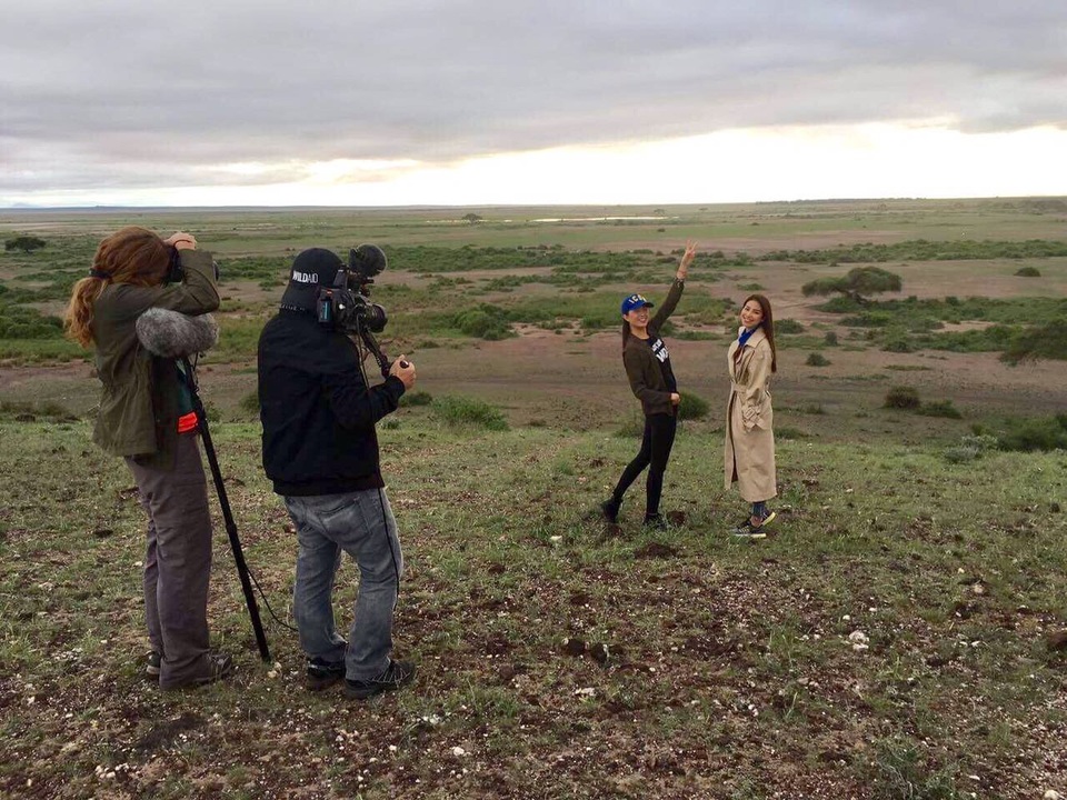 Sau khi rời sân bay, Phạm Hương và Lệ Hằng bắt tay ngay vào công việc phỏng vấn cho phim tài liệu của WildAid sản xuất, sẽ được phát hành tại Việt Nam trong thời gian tới.