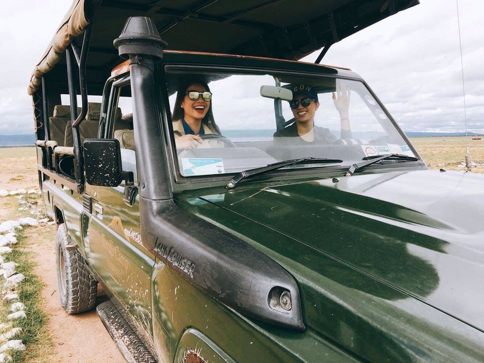 Cả hai người đẹp khá thoải mái và hào hứng trong chuyến đi ý nghĩa này